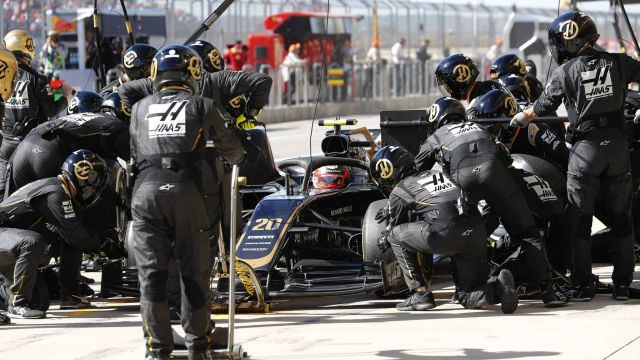 AUSTIN, TEXAS - NOVEMBER 03: Kevin Magnussen, Haas VF-19 comes in gor a pit stop during the 2019 Formula One United States Grand Prix at Circuit of the Americas, on November 03, 2019 in Austin, Texas, USA. (Photo by Steven Tee / LAT Images)