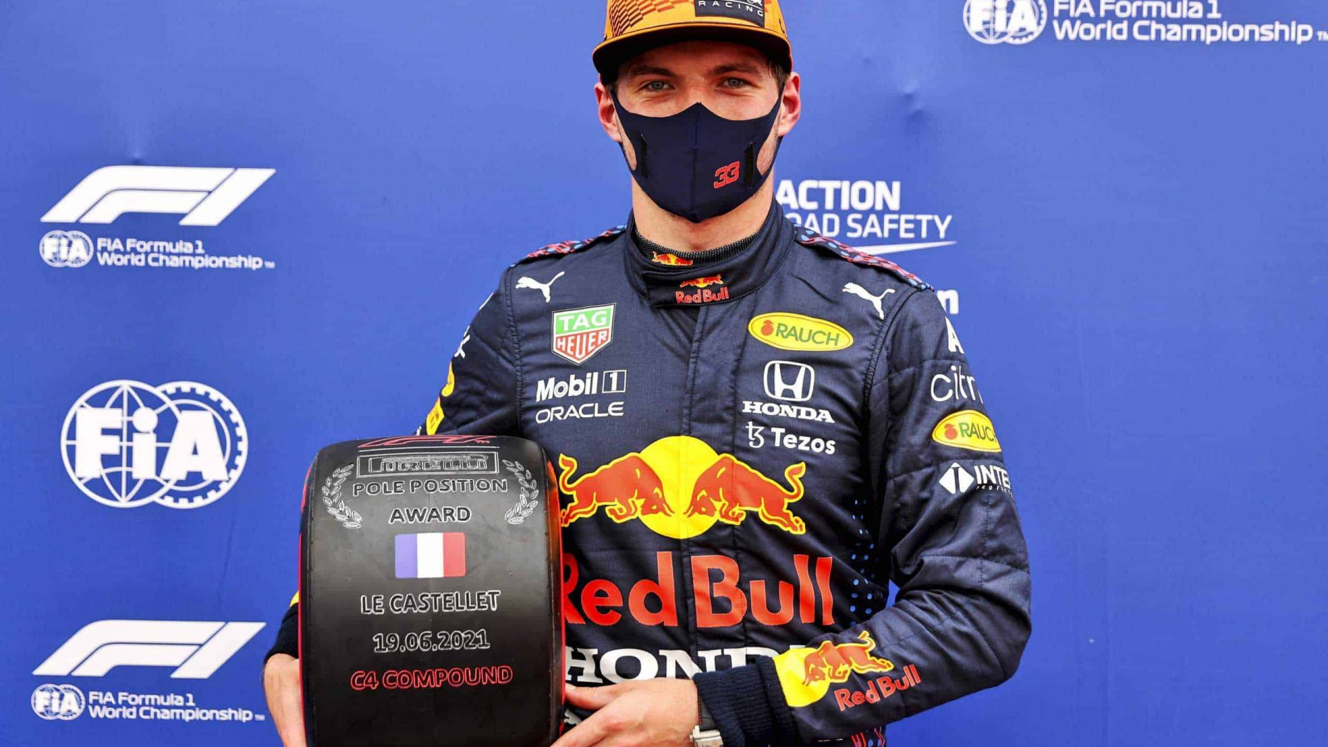 Pole Sitter Max Verstappen, Red Bull Racing with the Pirelli Pole Position Award