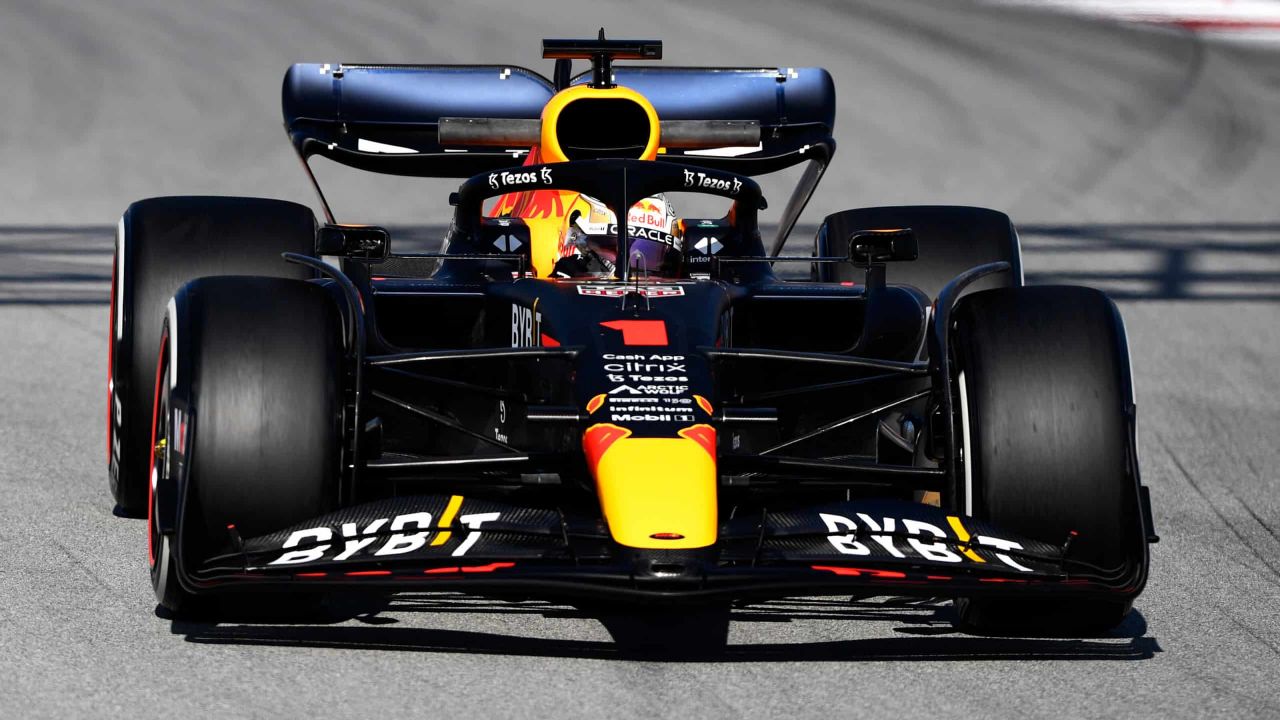 BARCELONA, SPAIN - FEBRUARY 23: Max Verstappen of the Netherlands driving the (1) Oracle Red Bull Racing RB18 during Day One of F1 Testing at Circuit de Barcelona-Catalunya on February 23, 2022 in Barcelona, Spain. (Photo by Rudy Carezzevoli/Getty Images) // Getty Images / Red Bull Content Pool // SI202202230410 // Usage for editorial use only //