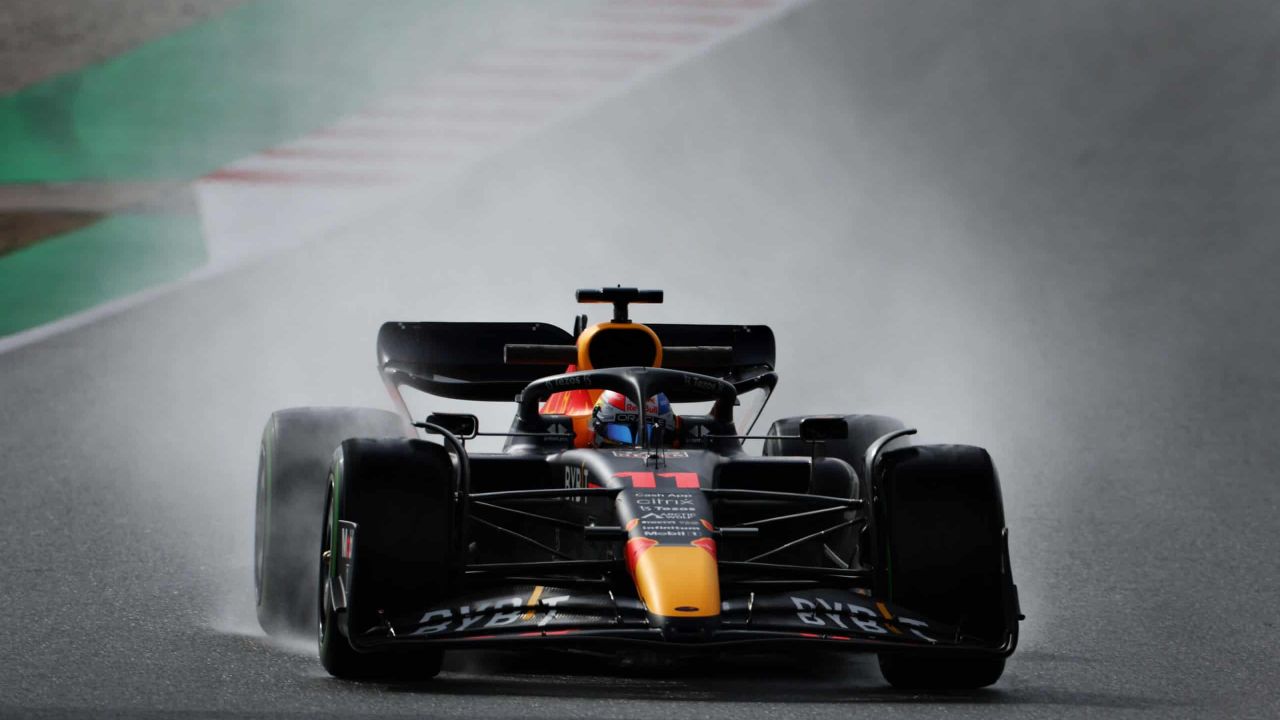 BARCELONA, SPAIN - FEBRUARY 25: Sergio Perez of Mexico driving the (11) Oracle Red Bull Racing RB18 on a wet track during Day Three of F1 Testing at Circuit de Barcelona-Catalunya on February 25, 2022 in Barcelona, Spain. (Photo by Mark Thompson/Getty Images) // Getty Images / Red Bull Content Pool // SI202202250454 // Usage for editorial use only //