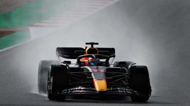 BARCELONA, SPAIN - FEBRUARY 25: Sergio Perez of Mexico driving the (11) Oracle Red Bull Racing RB18 on a wet track during Day Three of F1 Testing at Circuit de Barcelona-Catalunya on February 25, 2022 in Barcelona, Spain. (Photo by Mark Thompson/Getty Images) // Getty Images / Red Bull Content Pool // SI202202250454 // Usage for editorial use only //