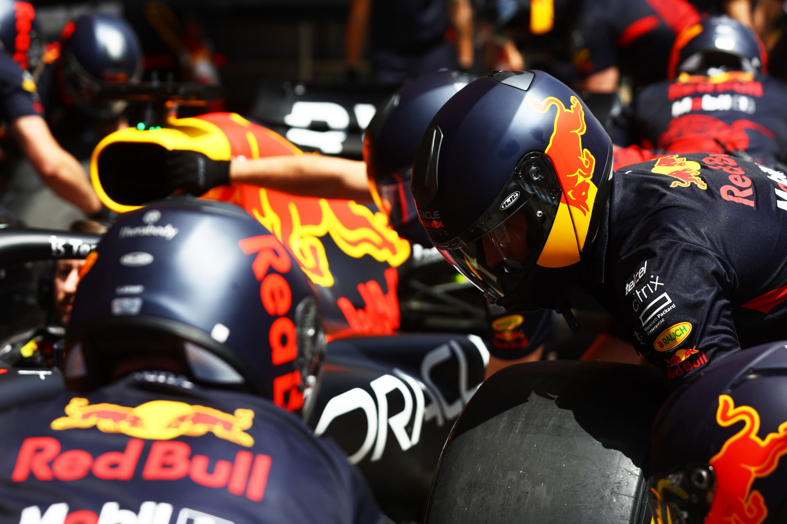 BARCELONA, SPAIN - MAY 20: The Red Bull Racing team practice pitstops prior to practice ahead of the F1 Grand Prix of Spain at Circuit de Barcelona-Catalunya on May 20, 2022 in Barcelona, Spain. (Photo by Mark Thompson/Getty Images) // Getty Images / Red Bull Content Pool // SI202205200305 // Usage for editorial use only //