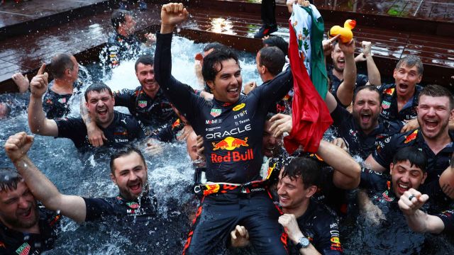 MONTE-CARLO, MONACO - MAY 29: Race winner Sergio Perez of Mexico and Oracle Red Bull Racing celebrates with his team by jumping into the pool after the F1 Grand Prix of Monaco at Circuit de Monaco on May 29, 2022 in Monte-Carlo, Monaco. (Photo by Mark Thompson/Getty Images) // Getty Images / Red Bull Content Pool // SI202205290724 // Usage for editorial use only //