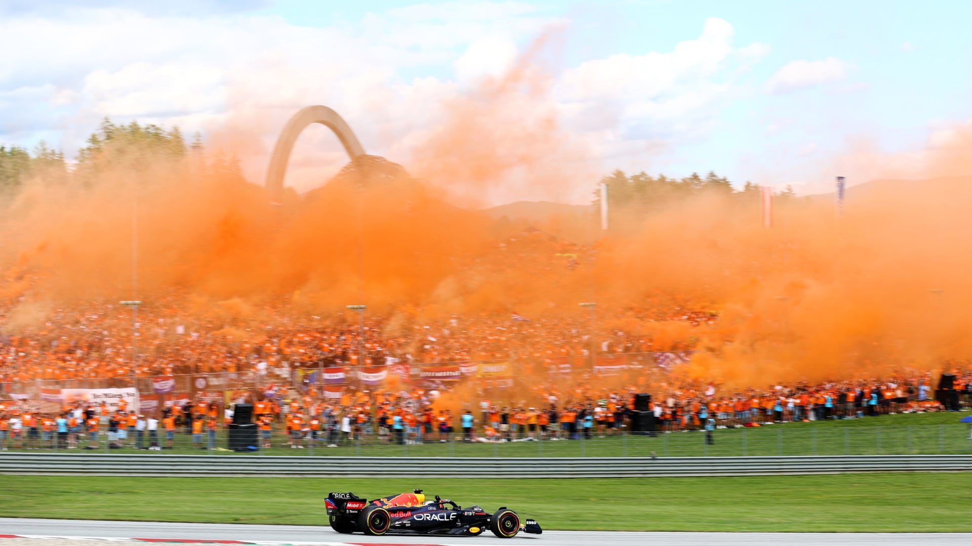 SPIELBERG, AUSTRIA - JULY 09: Sprint winner Max Verstappen of the Netherlands driving the (1) Oracle Red Bull Racing RB18 waves as he passes his fans during the F1 Grand Prix of Austria Sprint at Red Bull Ring on July 09, 2022 in Spielberg, Austria. (Photo by Clive Rose/Getty Images) // Getty Images / Red Bull Content Pool // SI202207090573 // Usage for editorial use only //