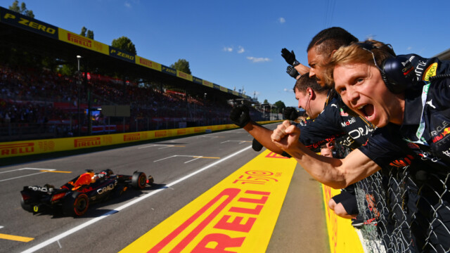 MONZA, ITALY - SEPTEMBER 11: Race winner Max Verstappen of the Netherlands driving the (1) Oracle Red Bull Racing RB18 passes his team celebrating on the pitwall during the F1 Grand Prix of Italy at Autodromo Nazionale Monza on September 11, 2022 in Monza, Italy. (Photo by Dan Mullan/Getty Images) // Getty Images / Red Bull Content Pool // SI202209110359 // Usage for editorial use only //