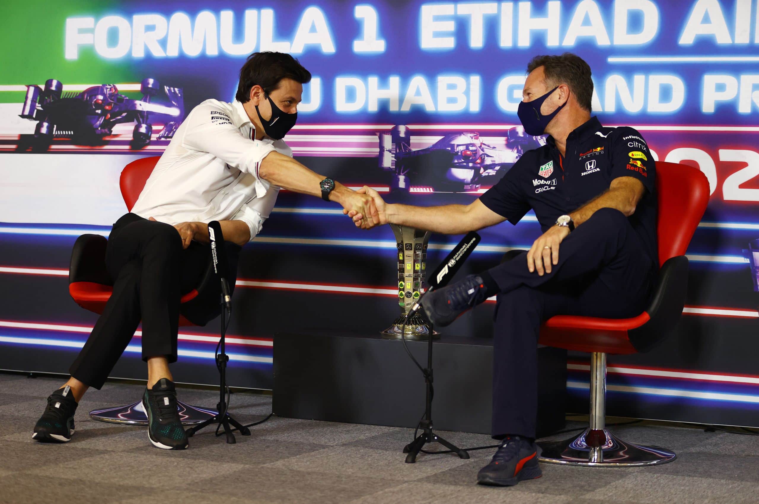 ABU DHABI, UNITED ARAB EMIRATES - DECEMBER 1 0: Mercedes GP Executive Director Toto Wolff and Red Bull Racing Team Principal Christian Horner shake hands in the team principals press conference ahead of the F1 Grand Prix of Abu Dhabi at Yas Marina Circuit on December 10, 2021 in Abu Dhabi, United Arab Emirates. (Photo by Bryn Lennon/Getty Images) // Getty Images / Red Bull Content Pool // SI202112100275 // Usage for editorial use only //