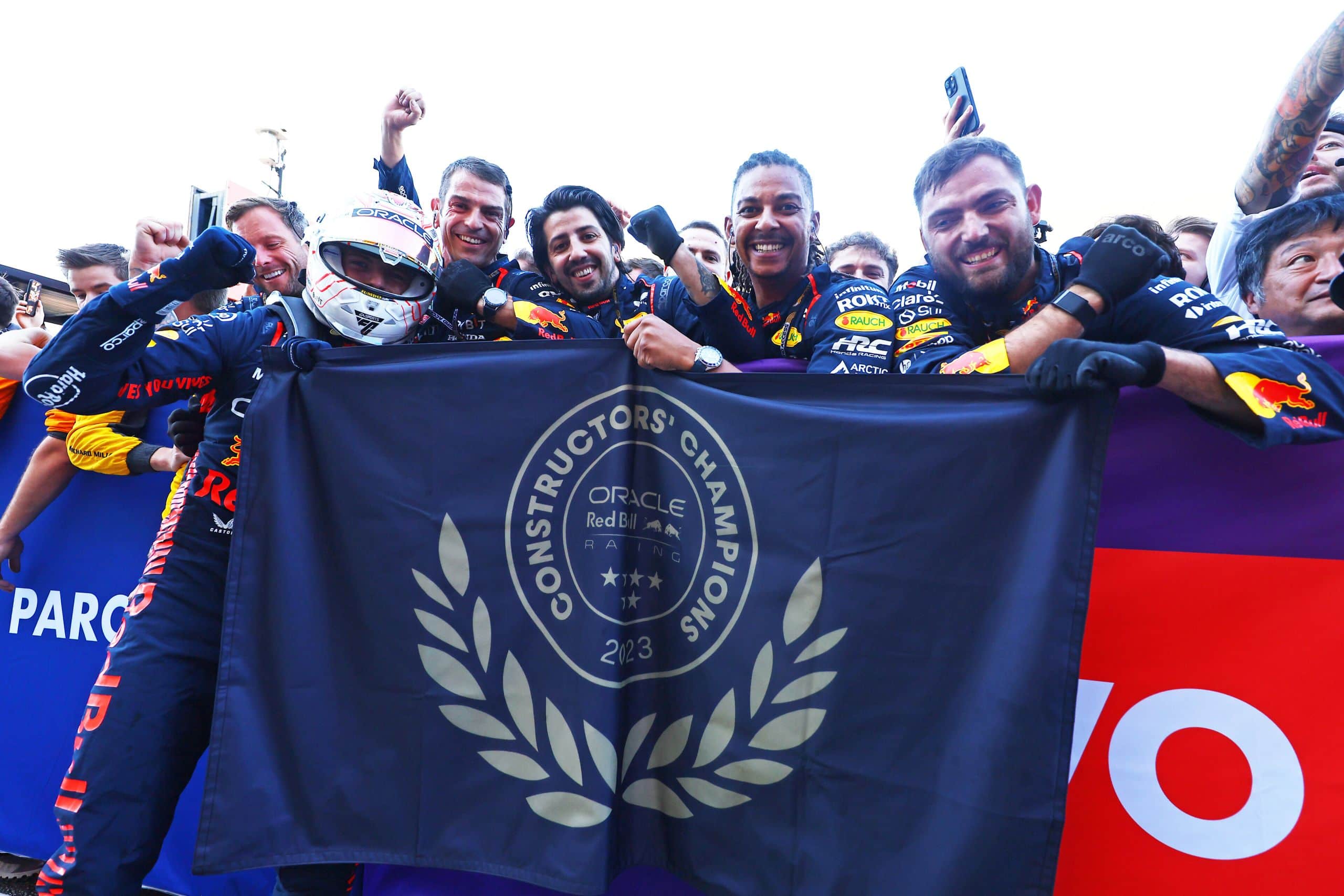 SUZUKA, JAPAN - SEPTEMBER 24: Race winner Max Verstappen of the Netherlands and Oracle Red Bull Racing celebrates with his team in parc ferme during the F1 Grand Prix of Japan at Suzuka International Racing Course on September 24, 2023 in Suzuka, Japan. (Photo by Mark Thompson/Getty Images) // Getty Images / Red Bull Content Pool // SI202309240150 // Usage for editorial use only //