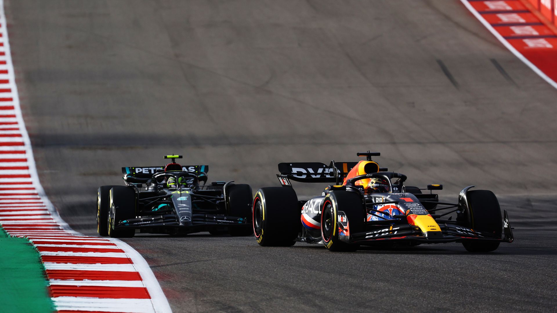 AUSTIN, TEXAS - OCTOBER 21: Max Verstappen of the Netherlands driving the (1) Oracle Red Bull Racing RB19 leads Lewis Hamilton of Great Britain driving the (44) Mercedes AMG Petronas F1 Team W14 during the Sprint ahead of the F1 Grand Prix of United States at Circuit of The Americas on October 21, 2023 in Austin, Texas. (Photo by Mark Thompson/Getty Images) // Getty Images / Red Bull Content Pool // SI202310220082 // Usage for editorial use only //