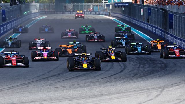 MIAMI, FLORIDA - MAY 04: Max Verstappen of the Netherlands driving the (1) Oracle Red Bull Racing RB20 leads the field into turn one at the start during the Sprint ahead of the F1 Grand Prix of Miami at Miami International Autodrome on May 04, 2024 in Miami, Florida. (Photo by Mark Thompson/Getty Images) // Getty Images / Red Bull Content Pool // SI202405040220 // Usage for editorial use only //