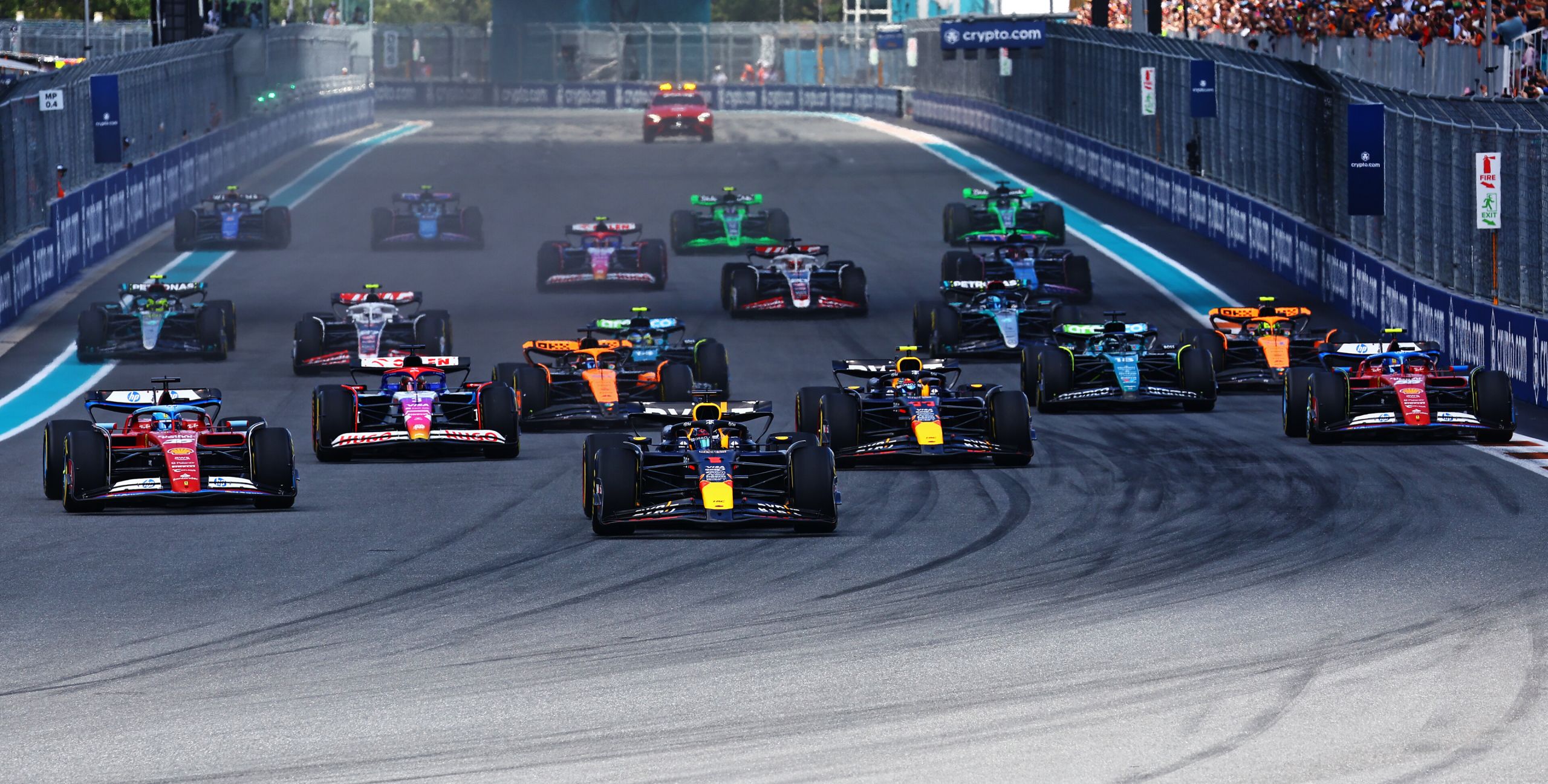 MIAMI, FLORIDA - MAY 04: Max Verstappen of the Netherlands driving the (1) Oracle Red Bull Racing RB20 leads the field into turn one at the start during the Sprint ahead of the F1 Grand Prix of Miami at Miami International Autodrome on May 04, 2024 in Miami, Florida. (Photo by Mark Thompson/Getty Images) // Getty Images / Red Bull Content Pool // SI202405040220 // Usage for editorial use only //