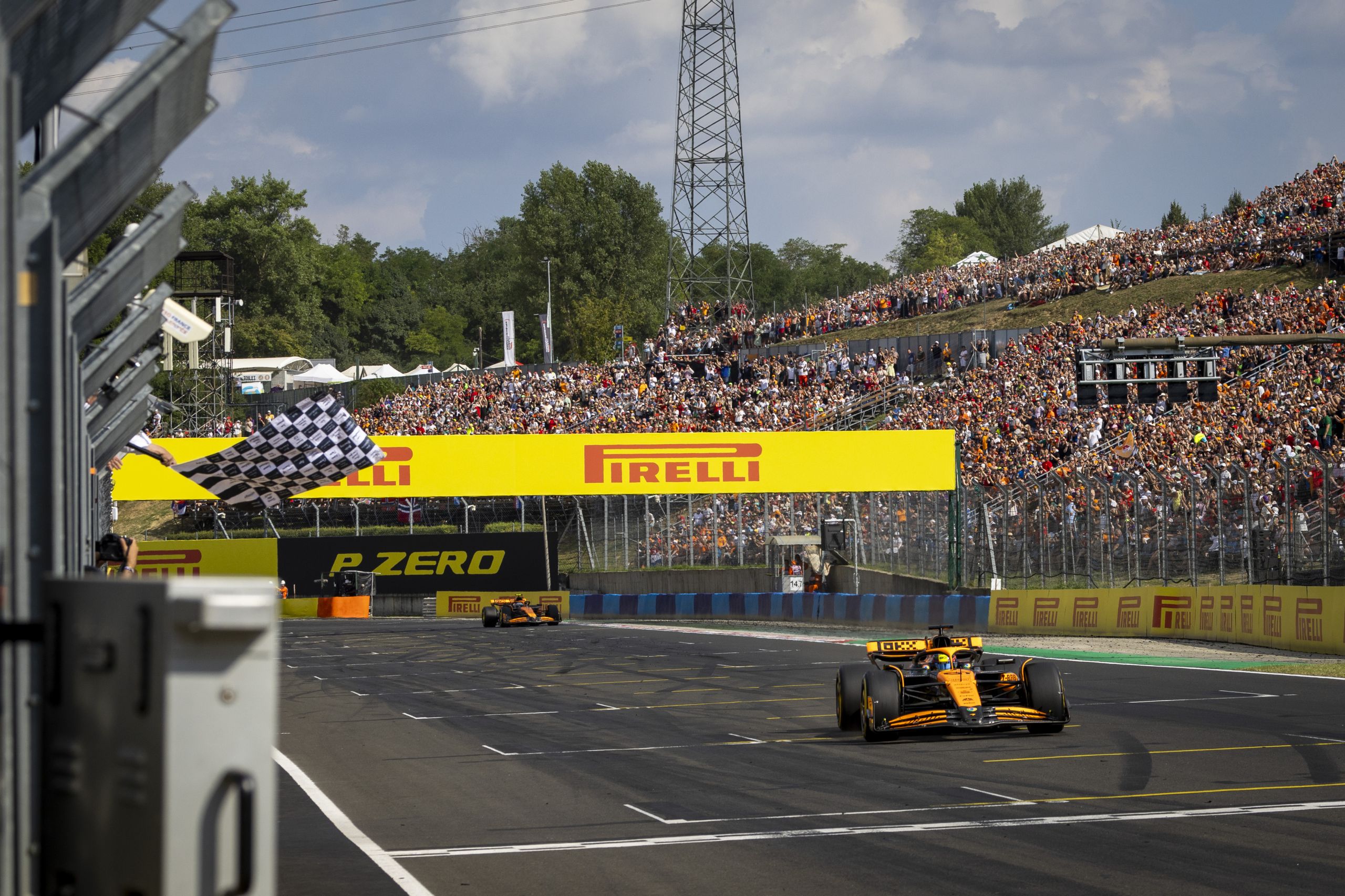 Oscar Piastri, Mclaren Mcl38, 1st Position, Takes The Chequered Flag