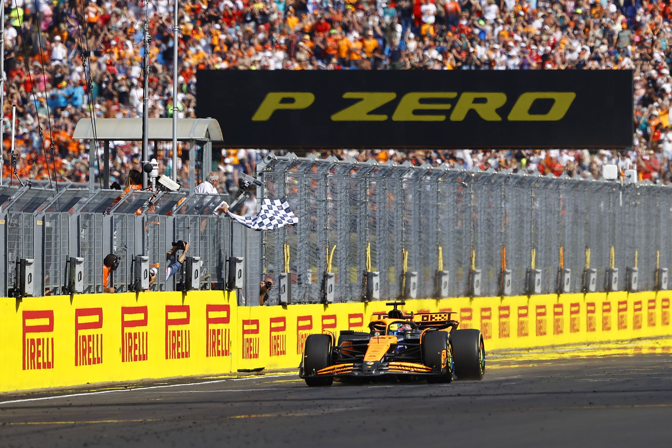 Oscar Piastri, Mclaren Mcl38, 1st Position, Takes The Chequered Flag