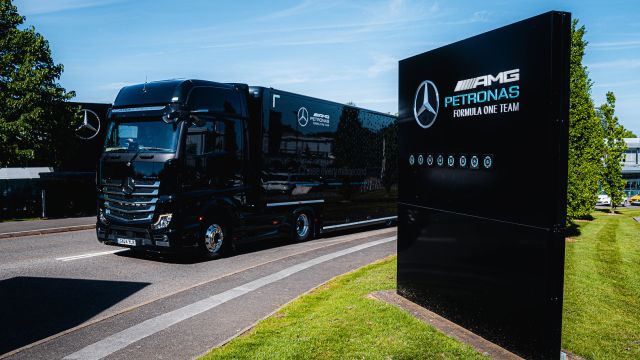 Das Mercedes Amg Petronas F1 Team Setzte In Der Europa Saison 2024 Auf Biokraftstoffe Und Erreichte Damit Eine 98 % Prozentige Abdeckung Bei Den Renn Und Marketing Trucks Sowie Generatoren, Wodurch Mehr Als 500 Tonnen Co2e Eingespart Wurden.