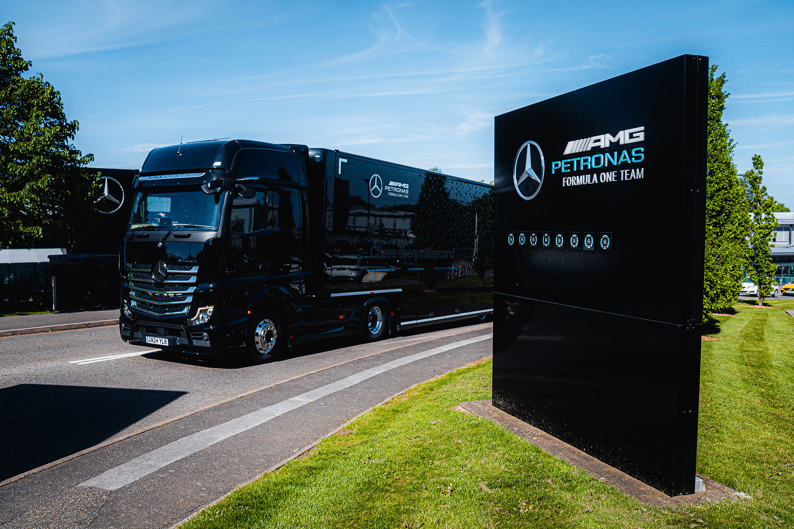 Das Mercedes Amg Petronas F1 Team Setzte In Der Europa Saison 2024 Auf Biokraftstoffe Und Erreichte Damit Eine 98 % Prozentige Abdeckung Bei Den Renn Und Marketing Trucks Sowie Generatoren, Wodurch Mehr Als 500 Tonnen Co2e Eingespart Wurden.