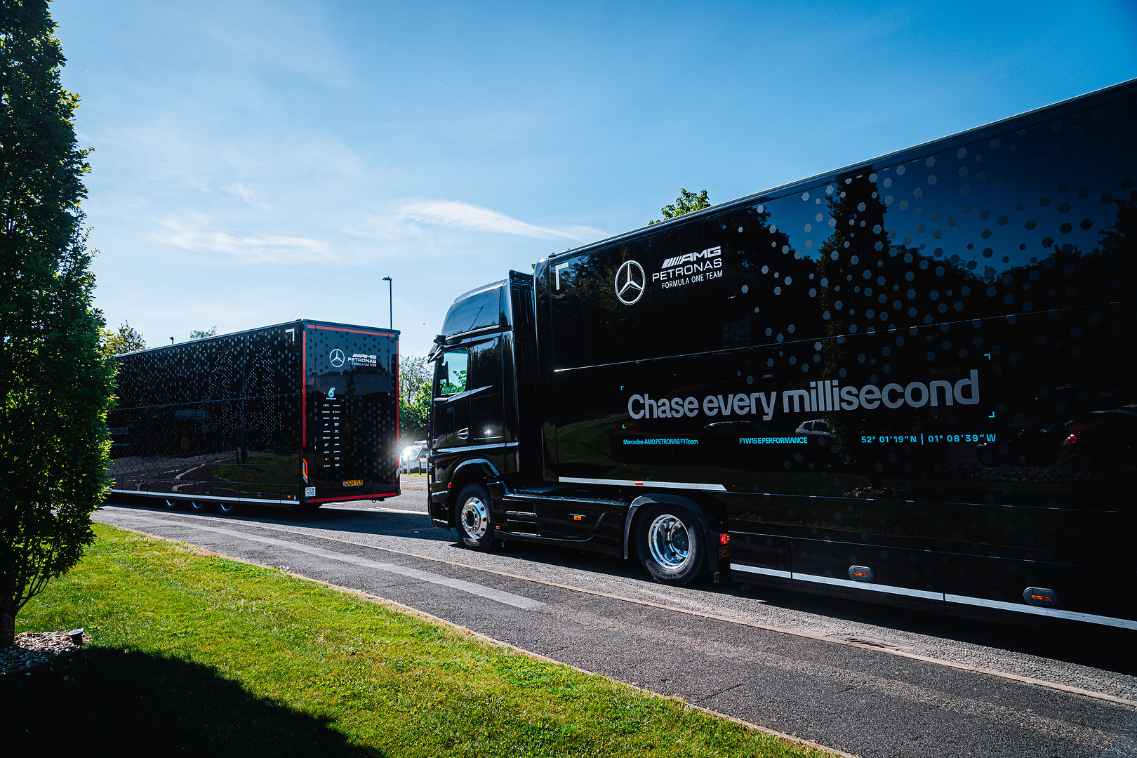 Das Mercedes Amg Petronas F1 Team Setzte In Der Europa Saison 2024 Auf Biokraftstoffe Und Erreichte Damit Eine 98 % Prozentige Abdeckung Bei Den Renn Und Marketing Trucks Sowie Generatoren, Wodurch Mehr Als 500 Tonnen Co2e Eingespart Wurden.