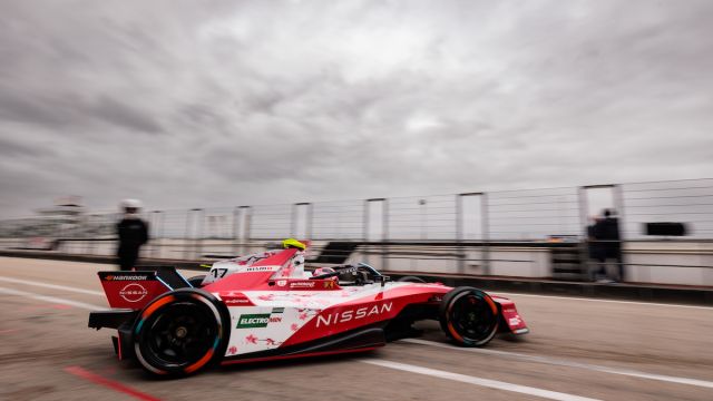 Nissan Tests Race Content Women