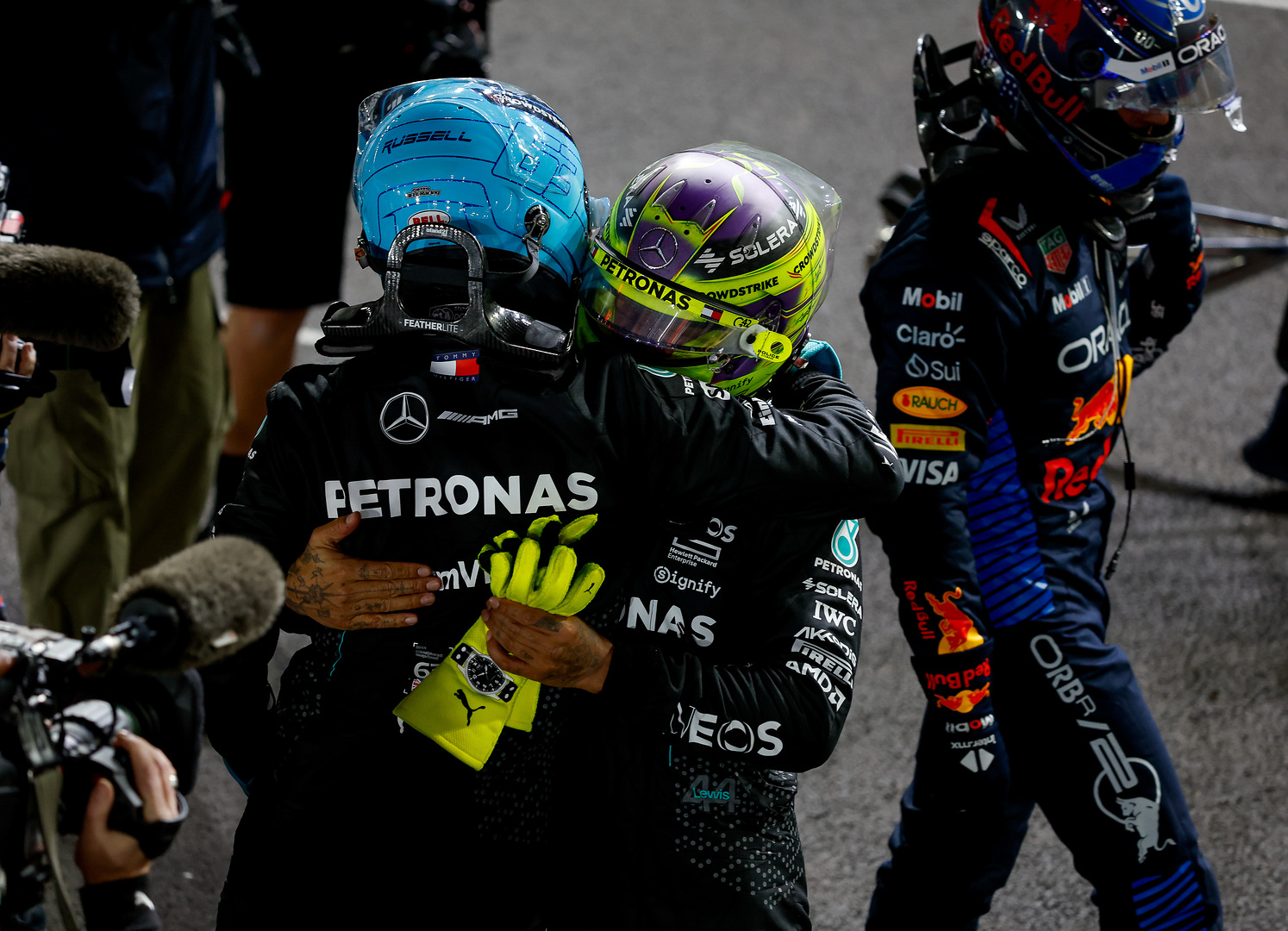 2024 Las Vegas Grand Prix, Saturday - George Russell & Lewis Hamilton