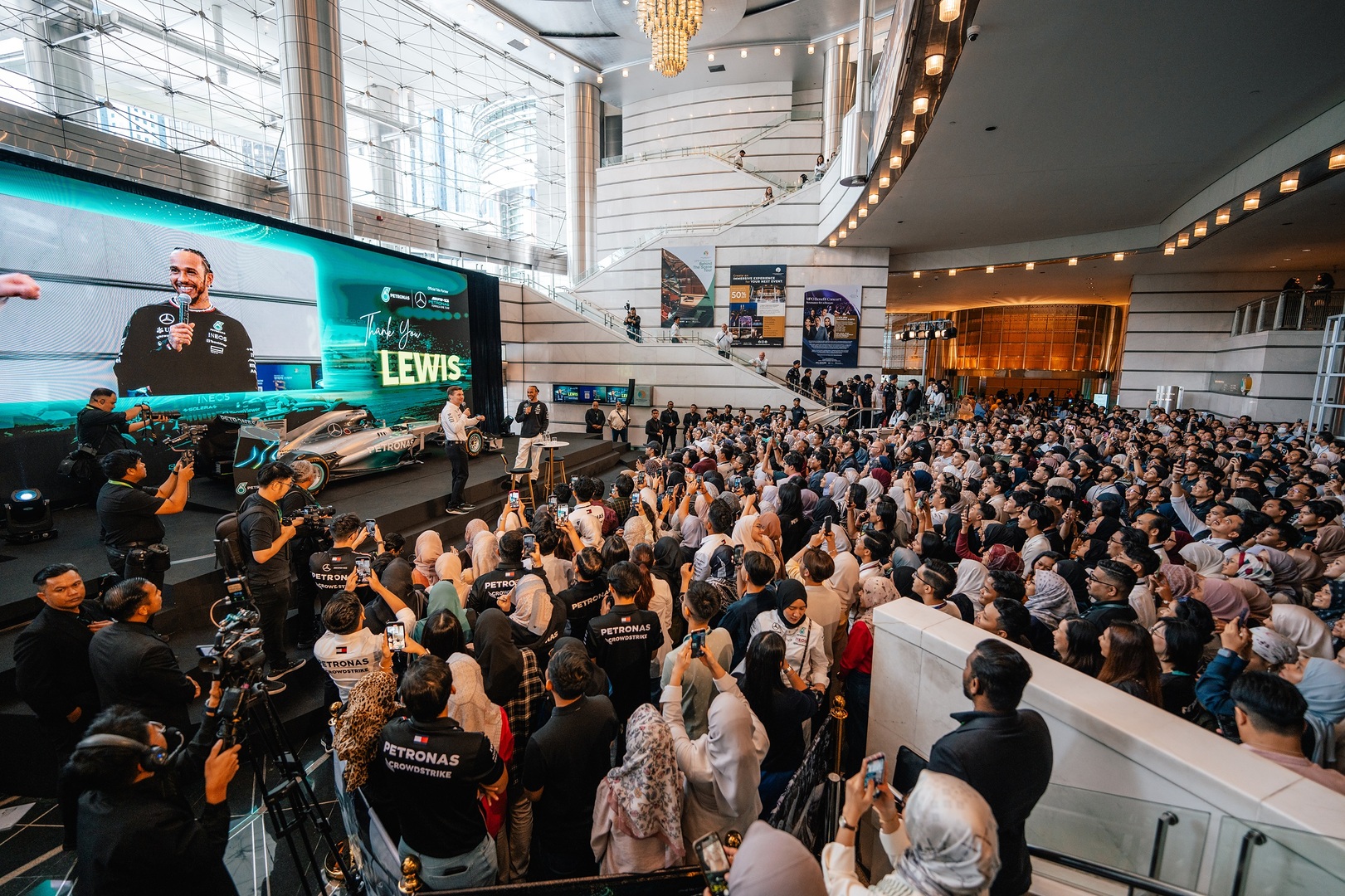 Lewis Hamilton Verabschiedet Sich Von Petronas Mit Abschiedsbesuch In Malaysia