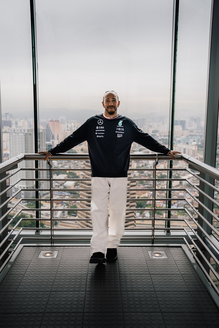 Lewis Hamilton Verabschiedet Sich Von Petronas Mit Abschiedsbesuch In Malaysia