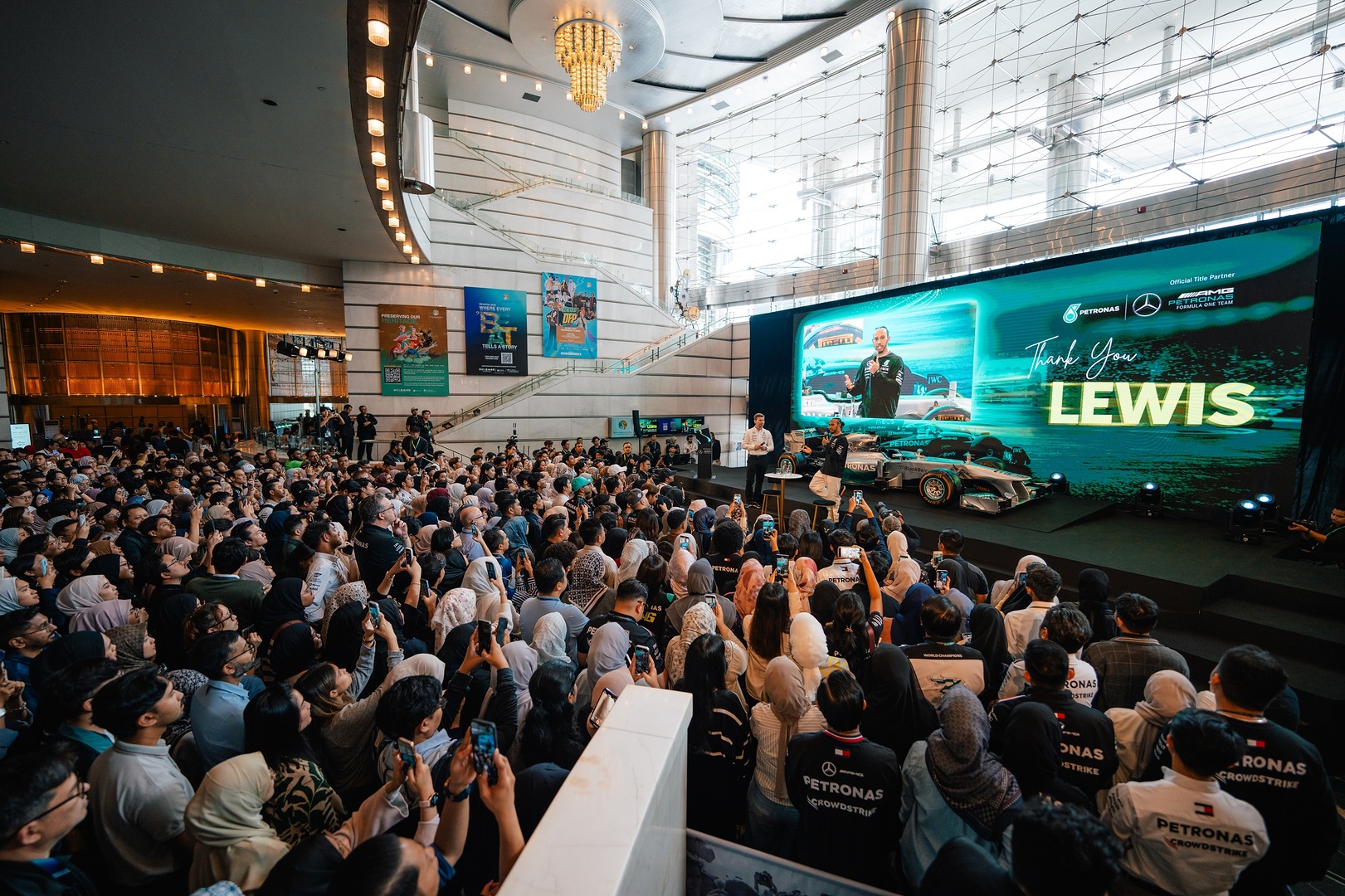 Lewis Hamilton Verabschiedet Sich Von Petronas Mit Abschiedsbesuch In Malaysia