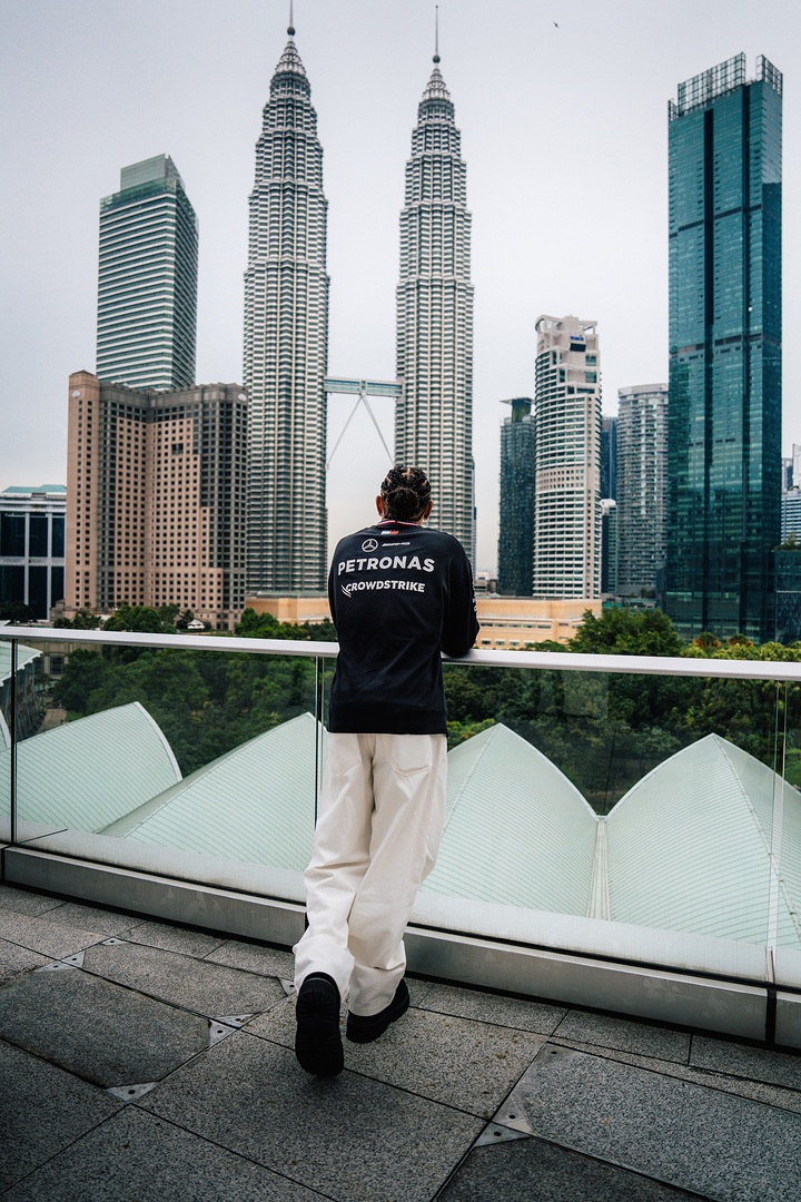 Lewis Hamilton Verabschiedet Sich Von Petronas Mit Abschiedsbesuch In Malaysia