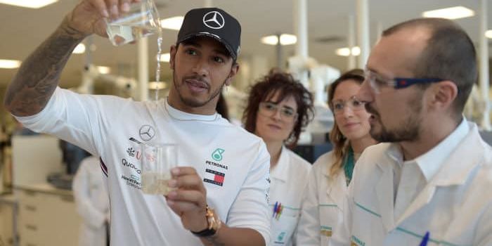Formula 1 Fuel: Lewis Hamilton analysing PETRONAS Syntium with CoolTech